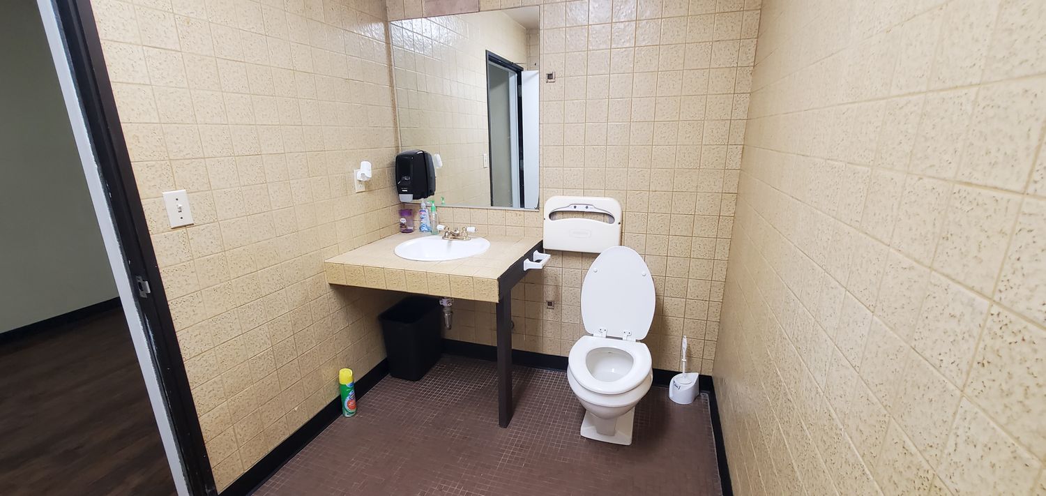 Plaza level, front of building, great exposure off lobby, private bathroom.